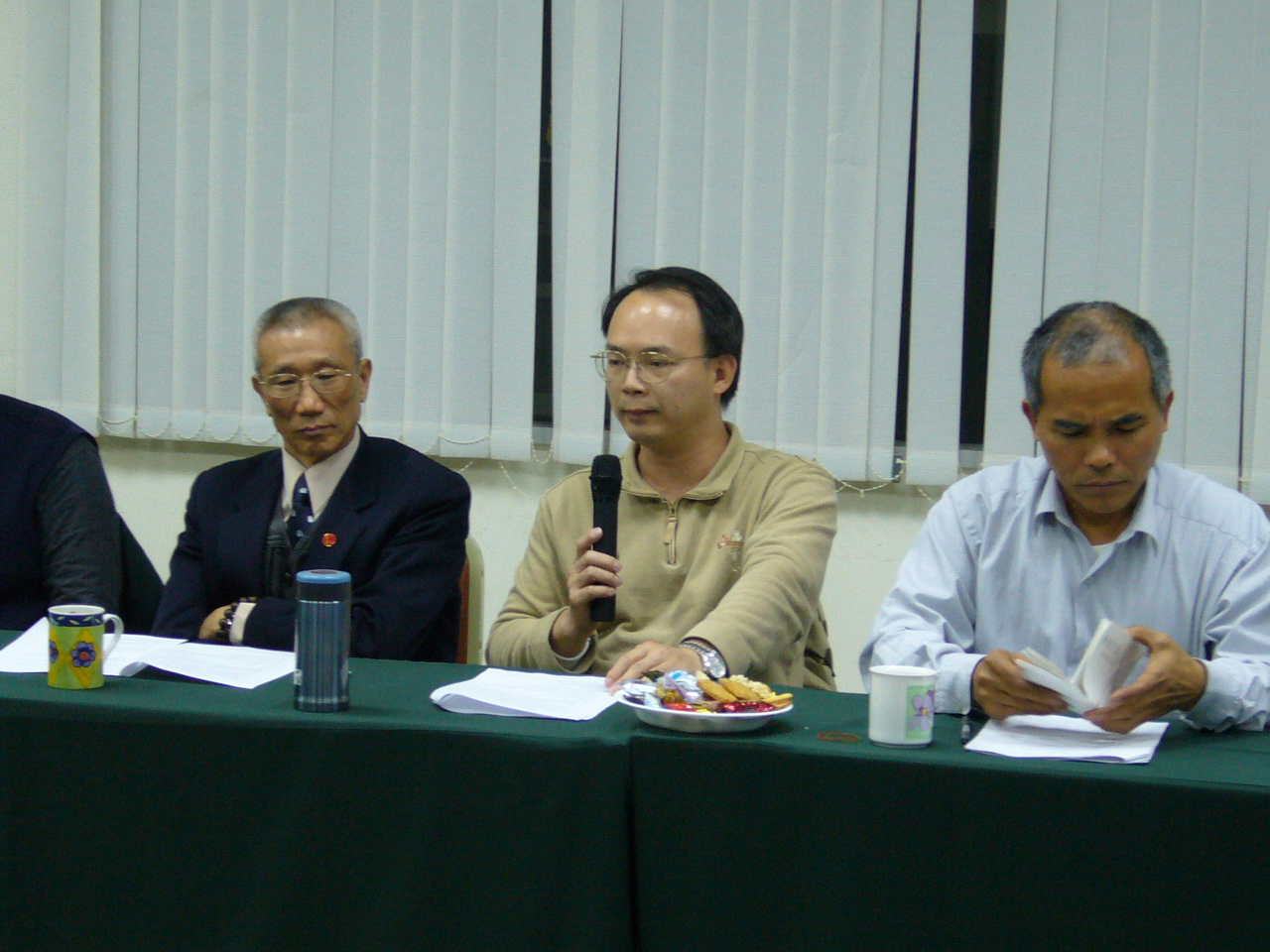 2006年，林武雄菩薩（左）擔任法鼓山慈基會副總幹事期間參與緊急救援教育訓練。