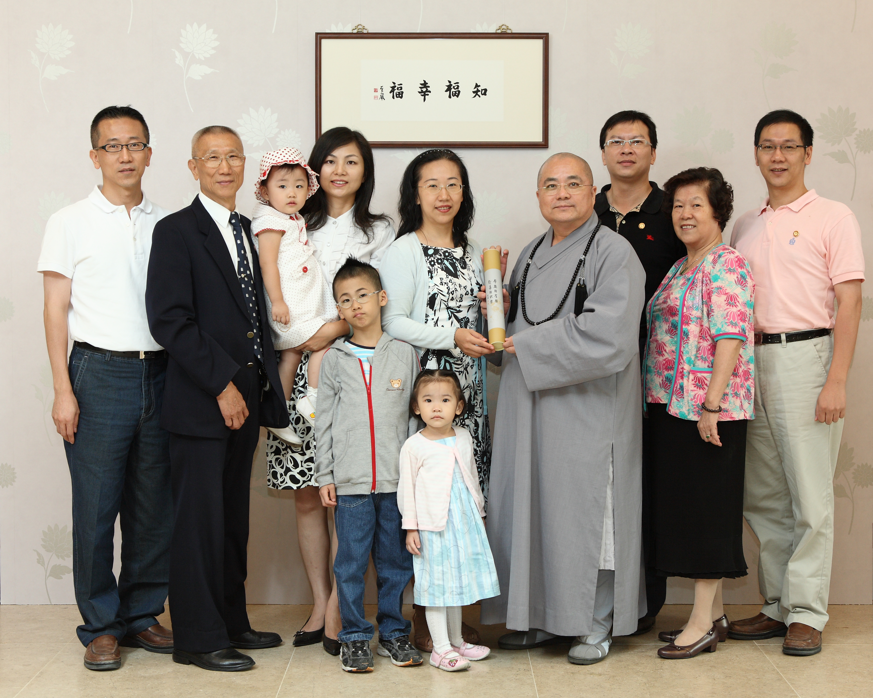 2008年，林武雄菩薩（左二）擔任慈基會副總幹事期間，闔家接受時任方丈和尚的果東法師頒贈榮譽董事聘書，由女兒林純如（左五）代表接受聘書。