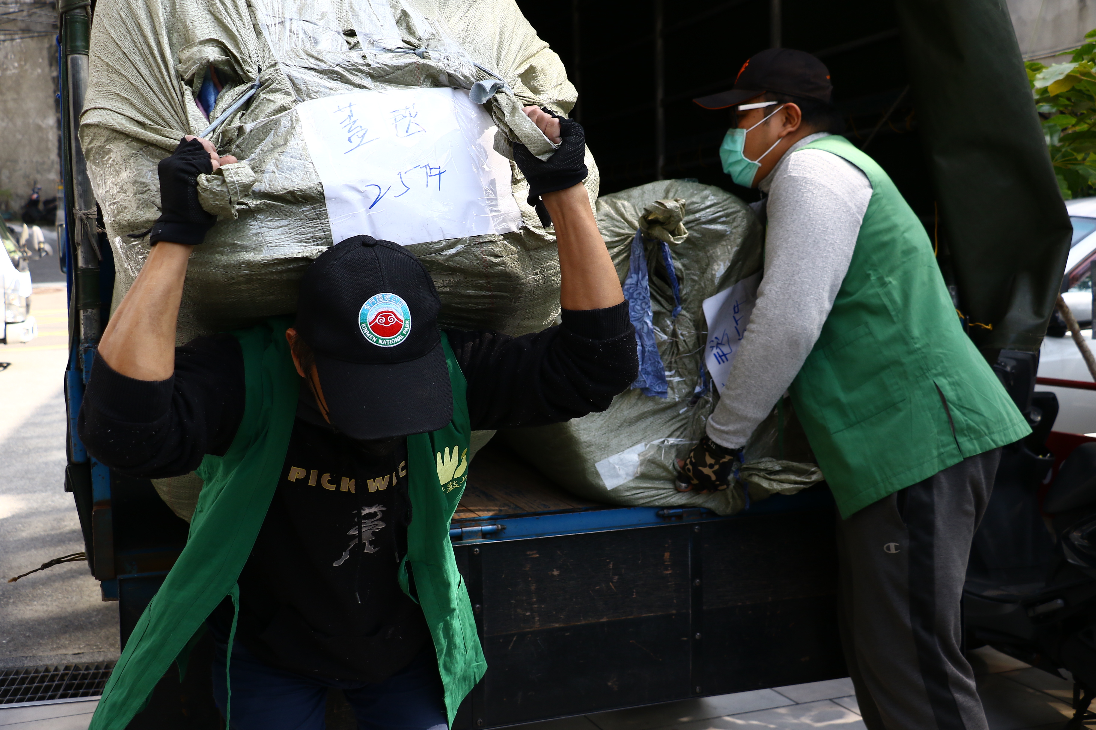 法鼓山慈基會緊急採購的毛毯一批，已於2月9日中午到貨，將隨賑災基金會專機送至災區。