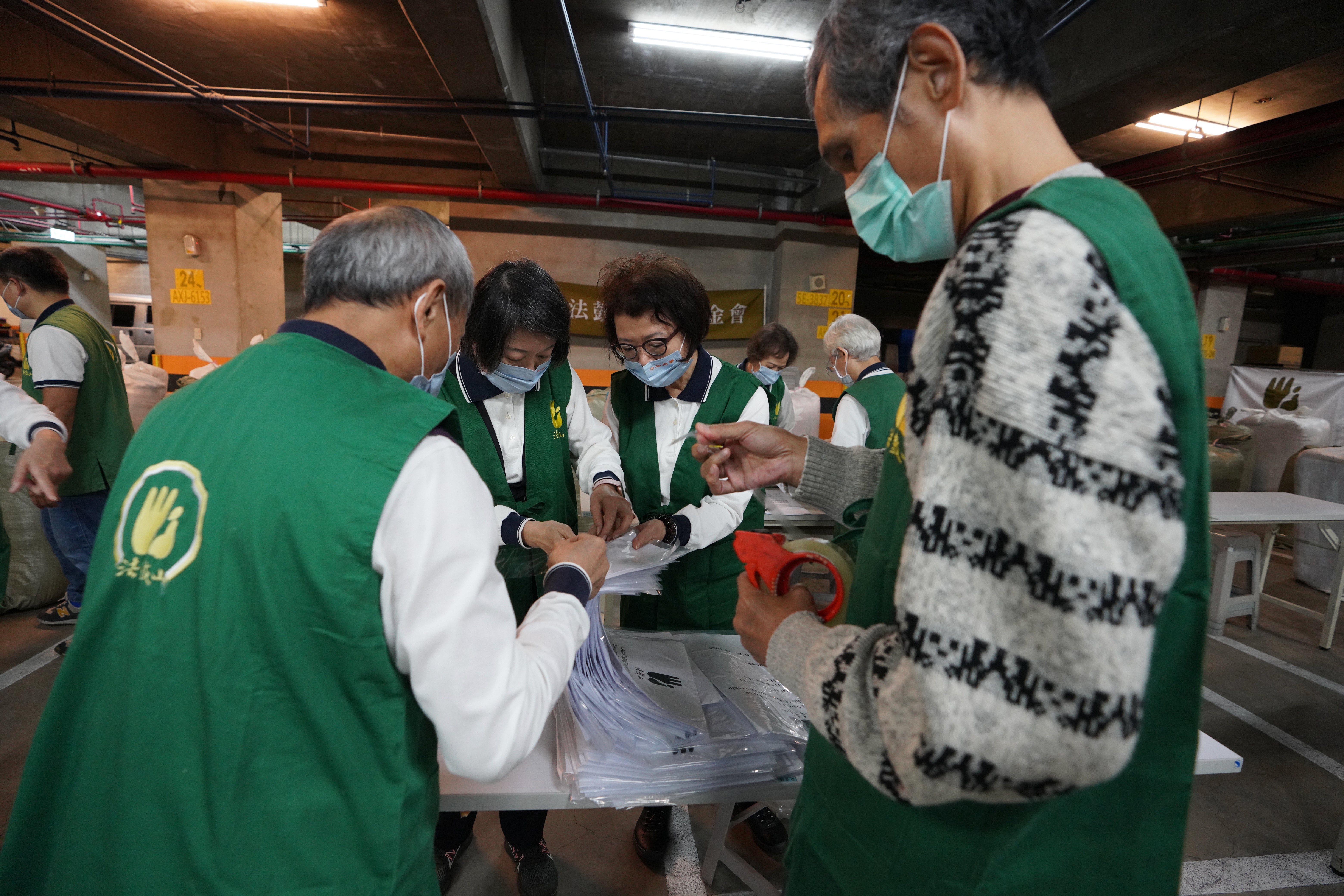 柯瑤碧會長、陳照興、王瓊珠副會長也捲起衣袖幫忙打包裝箱。