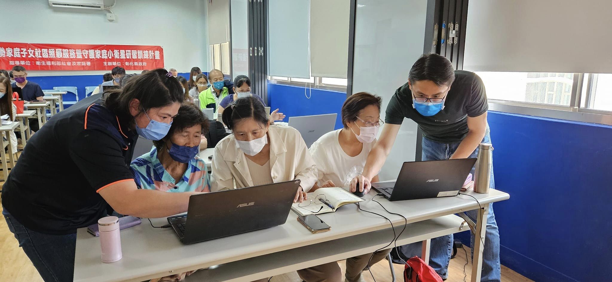 吳彥杰老師指導社區人員親自操作電腦，強化數位能力。