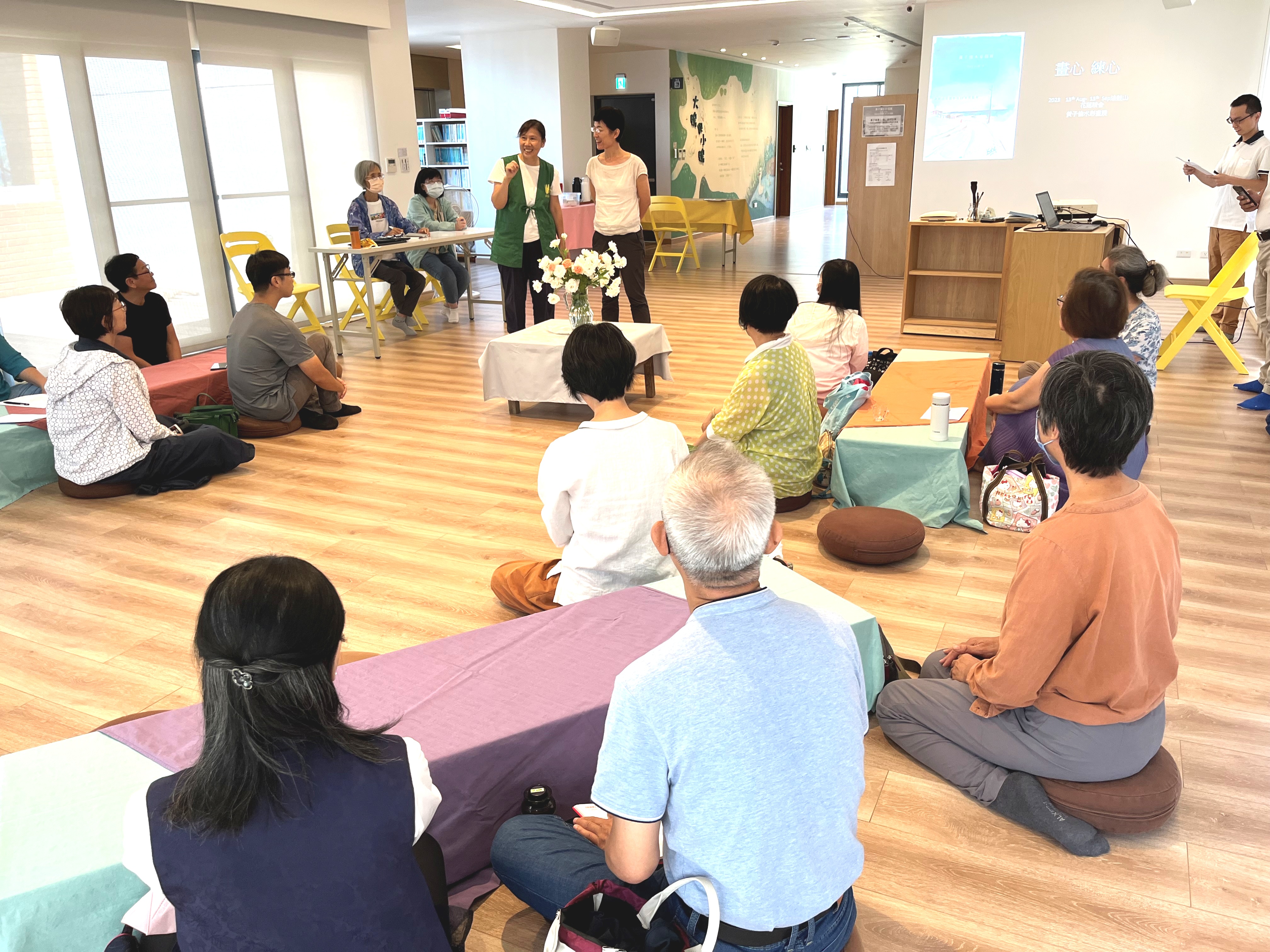 慈基會花蓮區聯絡人蔣素娥老師主持分享會，連結藝術家與助人工作者共享資源。