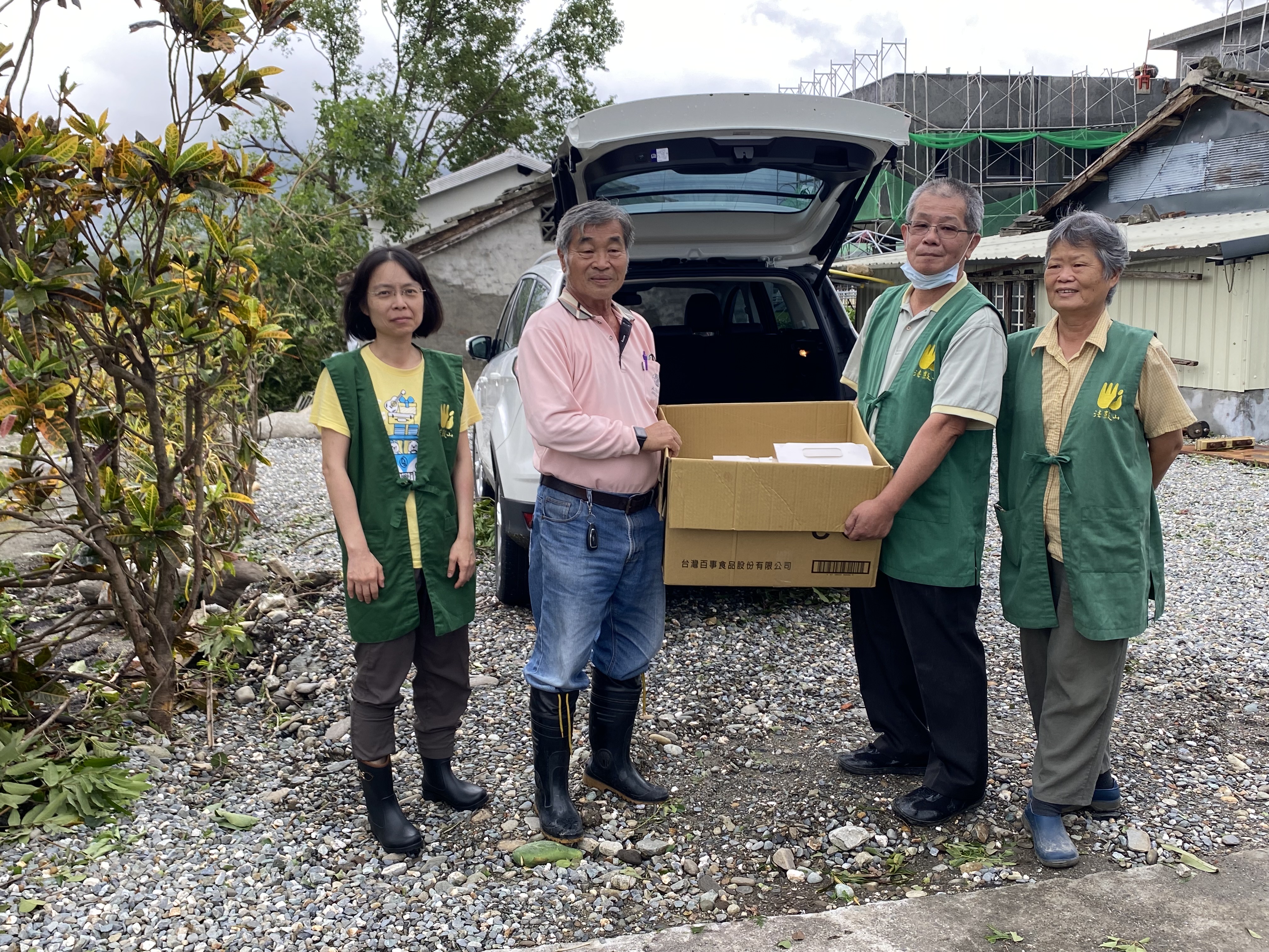 慈基會臺東聯絡人邱春秀（右一）帶領義工團隊致贈餐盒給村民。