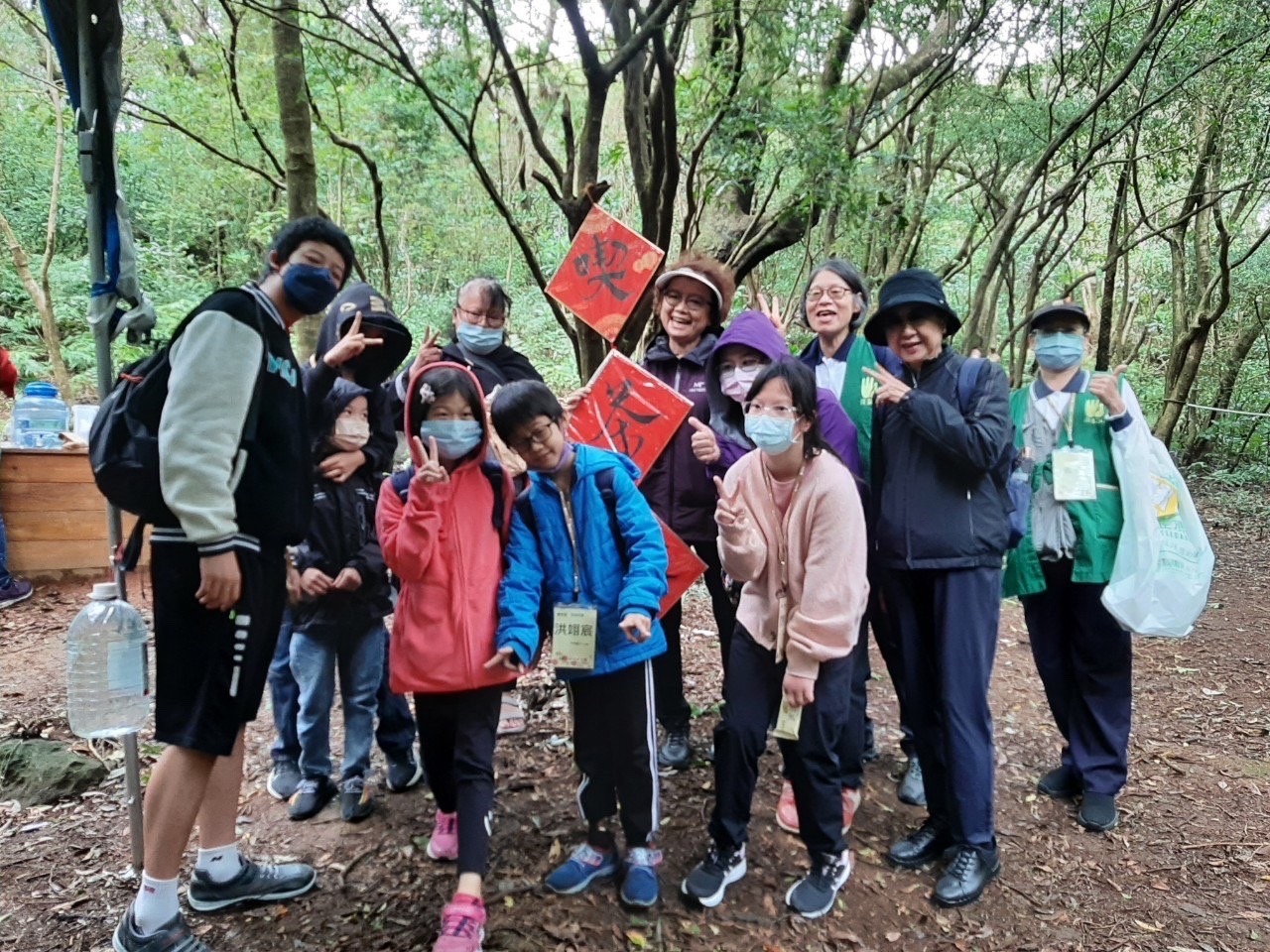 慈基會會長柯瑤碧、副會長王瓊珠和受獎學生一起在園區步道體驗自然環境。