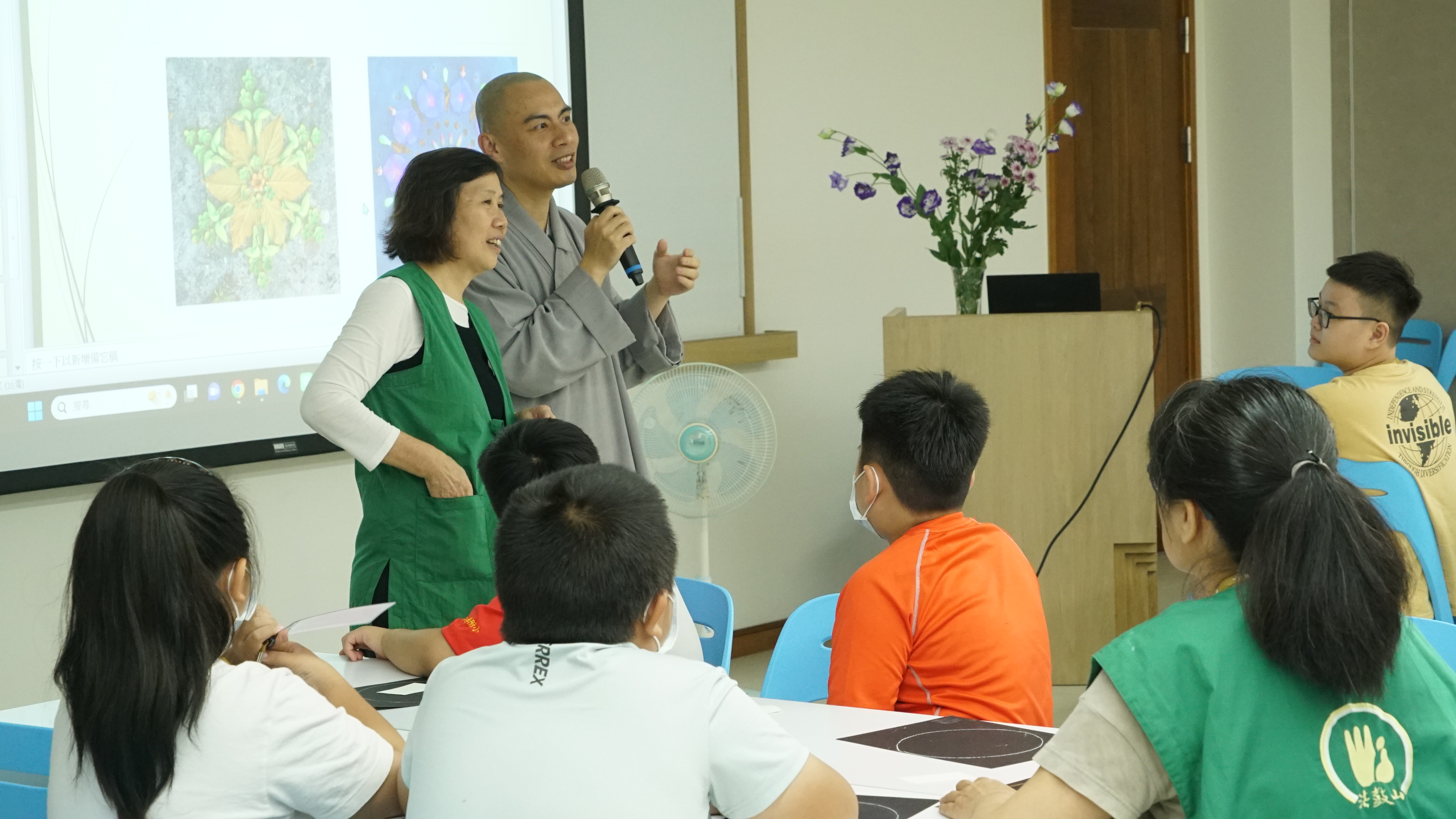 演新法師與花蓮聯絡人蔣素娥老師分享正向觀念，與學生互勉。