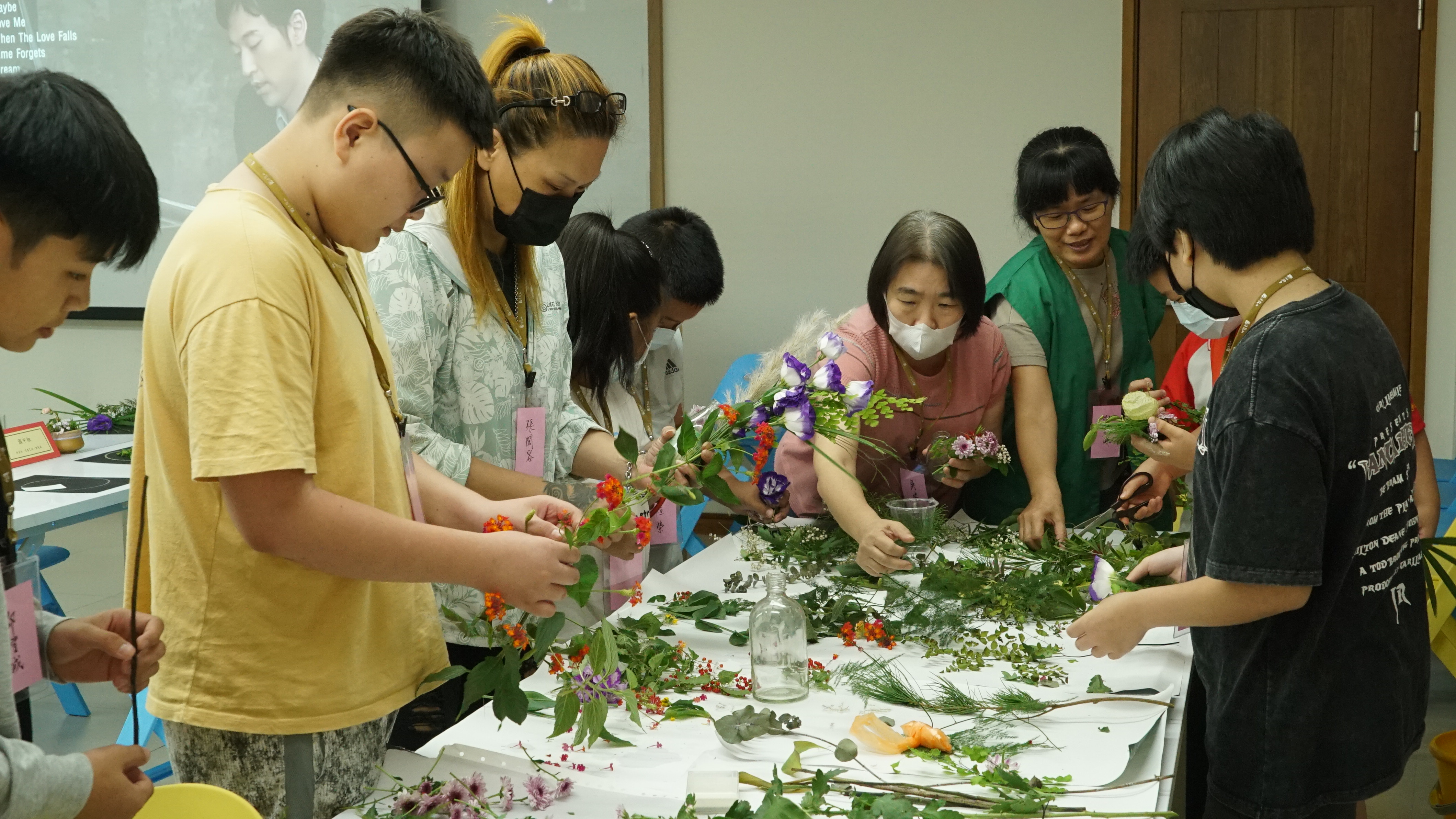 學生與家長分組彼此問候關懷，並運用植物與花朵設計創作自己的曼陀羅心靈花園。